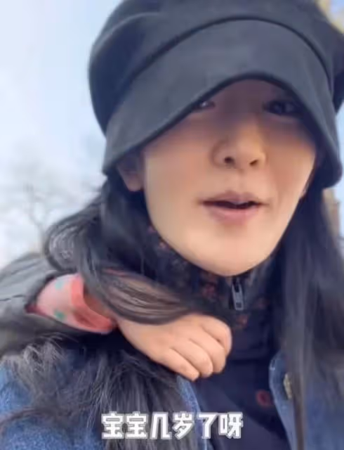 謝娜帶三女寶大鬧動物園，卻有眼尖的網友驚嘆：臉這是怎麼了？