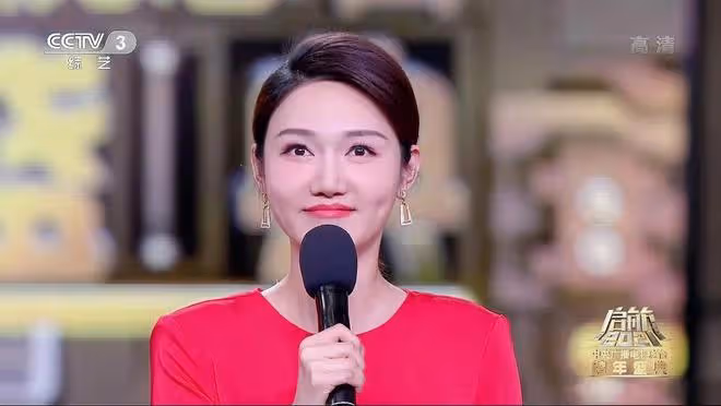 央視主持人李思思登上熱搜,12年來首次無緣春晚,轉型為「網紅」