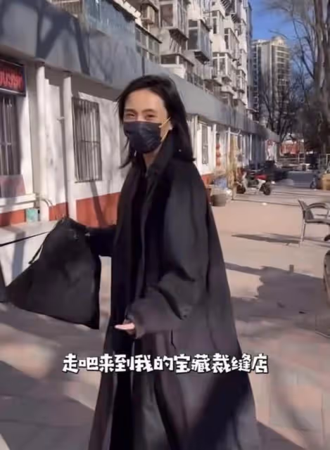 李亞鵬:混成這樣了?褲子破洞嬌妻送裁縫店縫補,網友:不至於吧