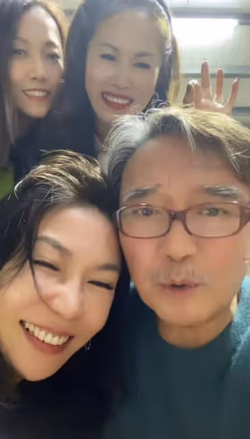 李立群生活瀟灑!與眾美女少婦貼身合影,狂飲2瓶威士忌紅光滿面