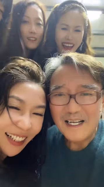 李立群生活瀟灑!與眾美女少婦貼身合影,狂飲2瓶威士忌紅光滿面