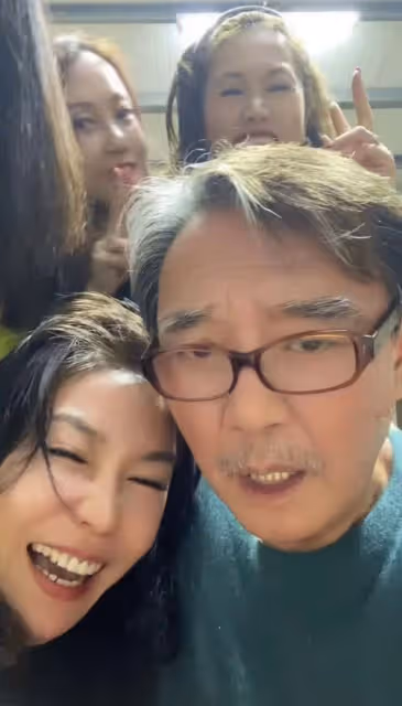 李立群生活瀟灑!與眾美女少婦貼身合影,狂飲2瓶威士忌紅光滿面