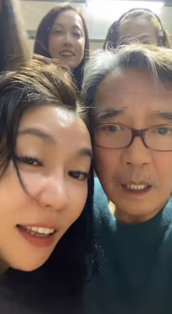 李立群生活瀟灑!與眾美女少婦貼身合影,狂飲2瓶威士忌紅光滿面