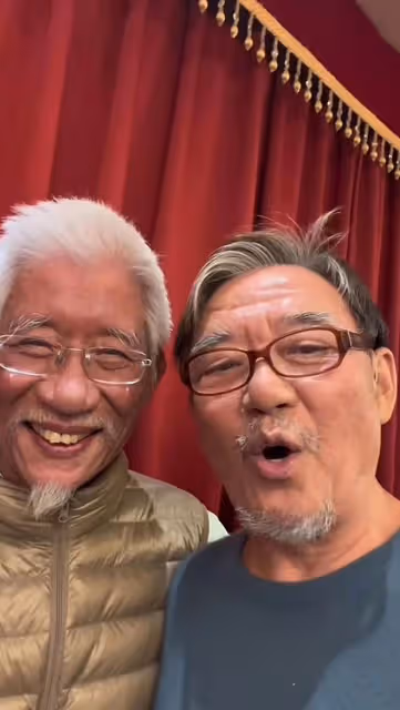 李立群生活瀟灑!與眾美女少婦貼身合影,狂飲2瓶威士忌紅光滿面