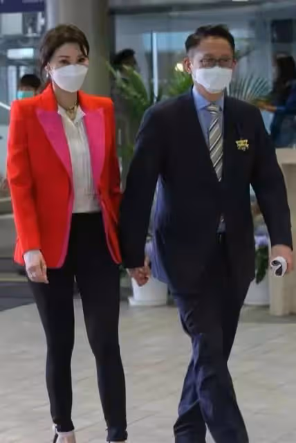 許晉亨和李嘉欣一家三口賽馬,兒子許建彤牽著媽媽的手帥氣十足