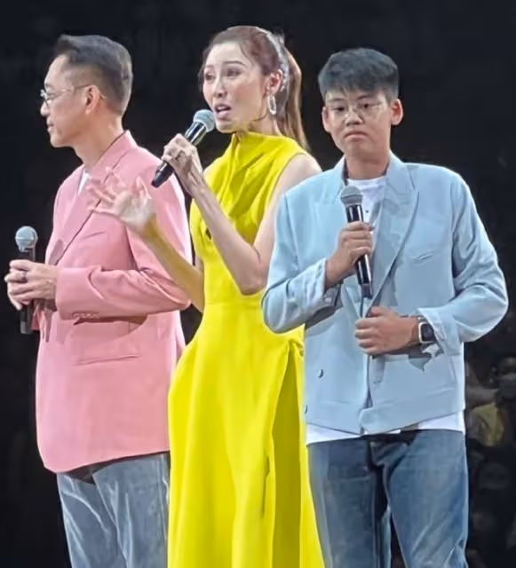 許晉亨和李嘉欣一家三口賽馬,兒子許建彤牽著媽媽的手帥氣十足