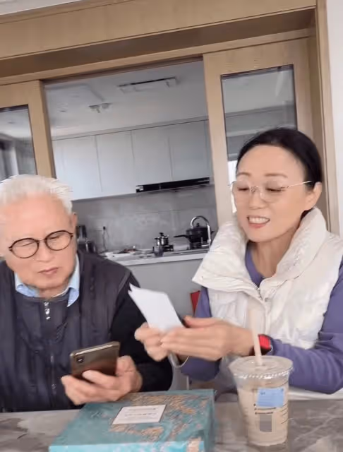 60老戲骨吳瓊回老家過年,穿著樸素顏值高,皮膚白嫩狀態如少女