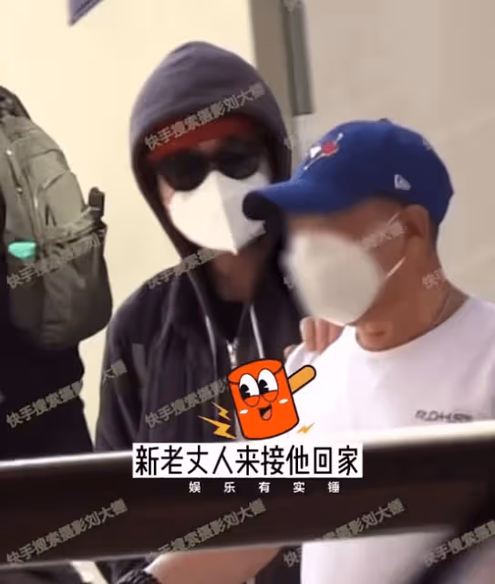 喜劇演員大鵬疑似再婚生子,和美女一起帶娃散步,一家人相處愉快