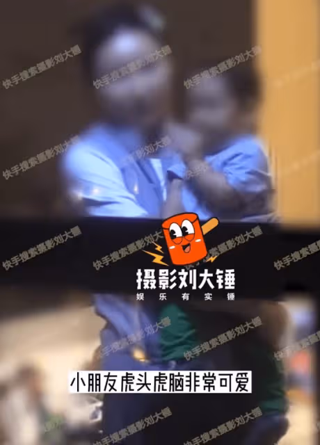 喜劇演員大鵬疑似再婚生子,和美女一起帶娃散步,一家人相處愉快