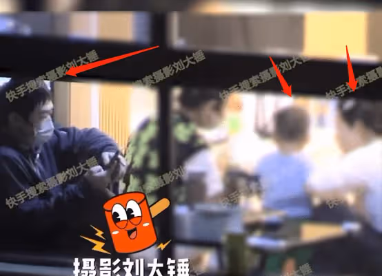喜劇演員大鵬疑似再婚生子,和美女一起帶娃散步,一家人相處愉快