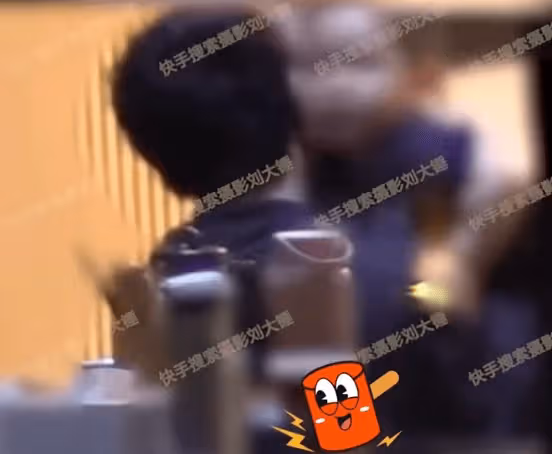 喜劇演員大鵬疑似再婚生子,和美女一起帶娃散步,一家人相處愉快