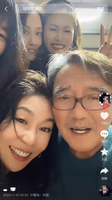 李立群與四位美女少婦合影!狂飲威士忌生活瀟灑,滿面紅光狀態好