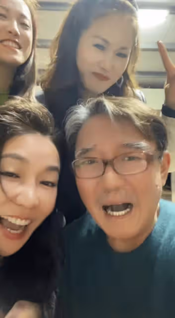 李立群與四位美女少婦合影!狂飲威士忌生活瀟灑,滿面紅光狀態好