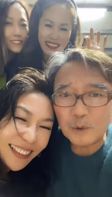 李立群與四位美女少婦合影!狂飲威士忌生活瀟灑,滿面紅光狀態好