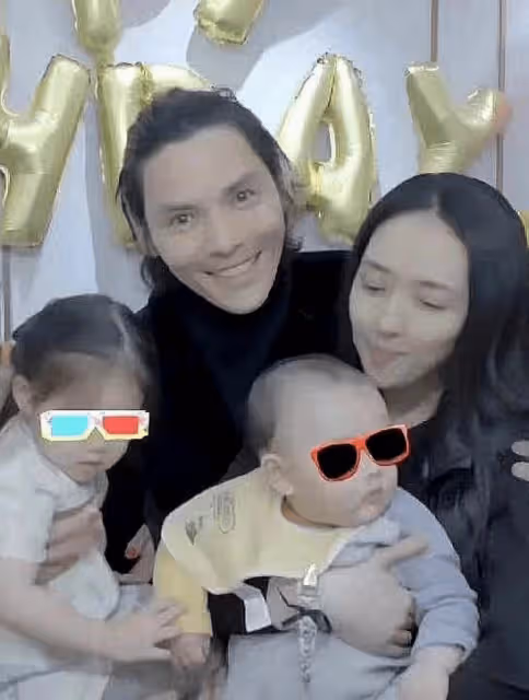 向佐一家全家福曝光!主動摟肩郭碧婷太幸福,女方狀態回春顏值高