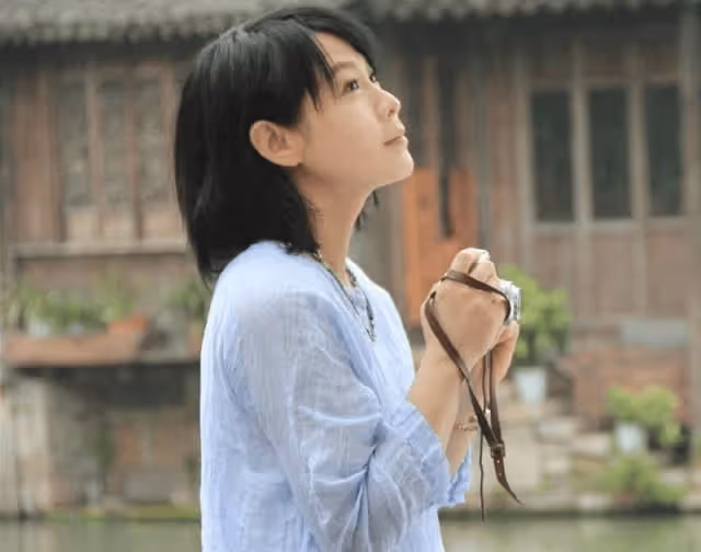當年劉若英懷孕,有人問:「你不是和老公分房睡嗎?咋懷孕的?」