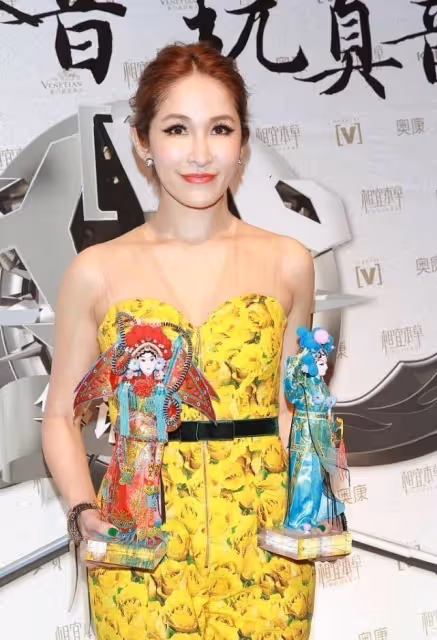 蕭亞軒的氣質不一般，43歲花里花哨的「連體褲」還穿出了高級感，網友：氣質不一般