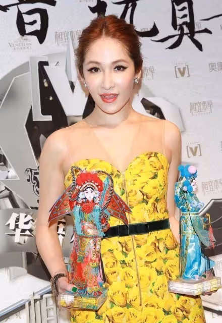 蕭亞軒的氣質不一般，43歲花里花哨的「連體褲」還穿出了高級感，網友：氣質不一般