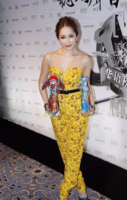 蕭亞軒的氣質不一般，43歲花里花哨的「連體褲」還穿出了高級感，網友：氣質不一般