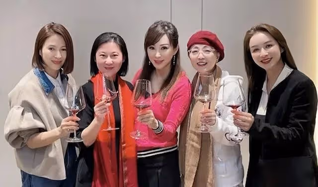 香港知名女星在內地復出賺錢！參加商演被揩油，與丈夫被曝婚變