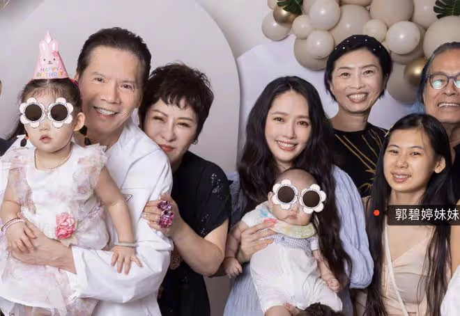 向太曬婆媳慶生照，向佐和郭碧婷好恩愛，岳父小姨子都在香港過年