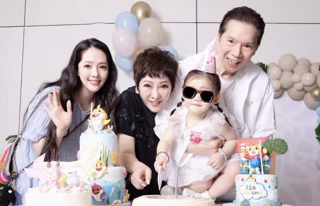 向太曬婆媳慶生照，向佐和郭碧婷好恩愛，岳父小姨子都在香港過年