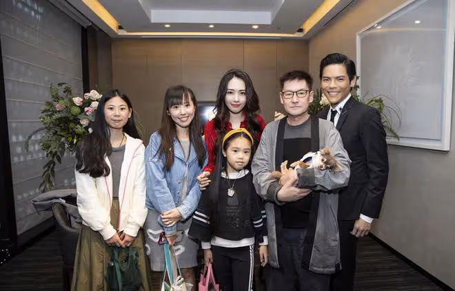 向太曬婆媳慶生照，向佐和郭碧婷好恩愛，岳父小姨子都在香港過年
