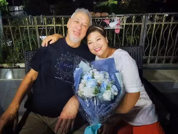 掃走負面情緒！知名港星經歷喪夫兼投資失利，重新出發圓亡夫遺願