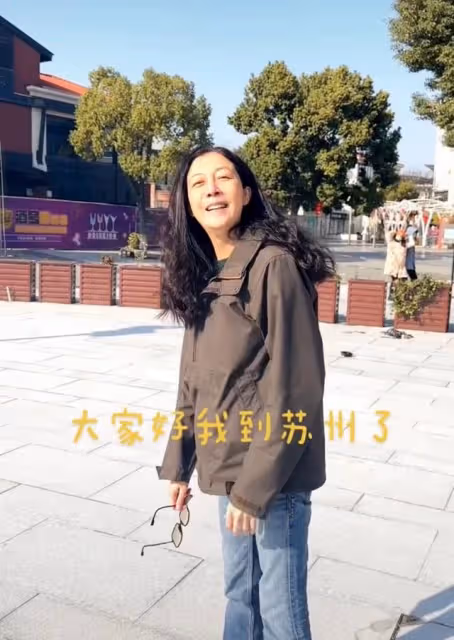 48歲吳綺莉獨自回內地過年，現身蘇州求偶遇，皺紋深邃打扮似素人