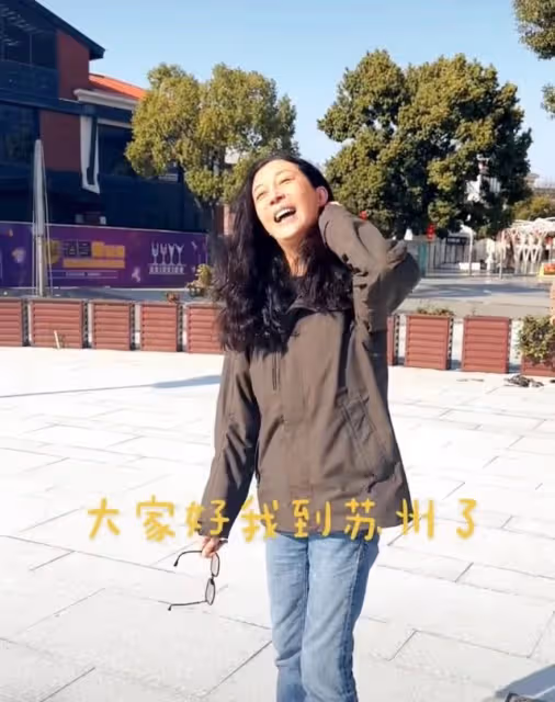 48歲吳綺莉獨自回內地過年，現身蘇州求偶遇，皺紋深邃打扮似素人