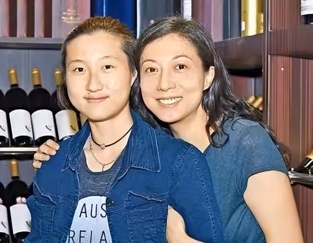 48歲吳綺莉獨自回內地過年，現身蘇州求偶遇，皺紋深邃打扮似素人