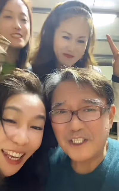 李立群與四位美女貼身合影，狂飲白酒滿臉通紅，事後醫院看腰遭嘲