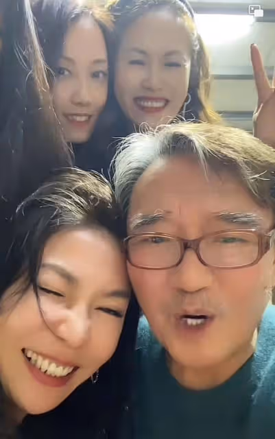 李立群與四位美女貼身合影，狂飲白酒滿臉通紅，事後醫院看腰遭嘲