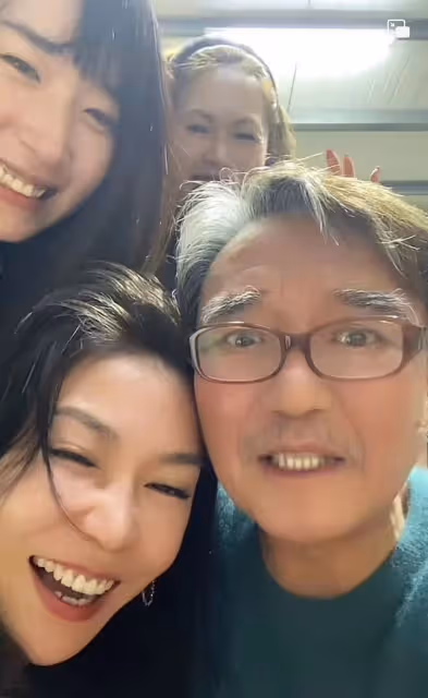 李立群與四位美女貼身合影，狂飲白酒滿臉通紅，事後醫院看腰遭嘲