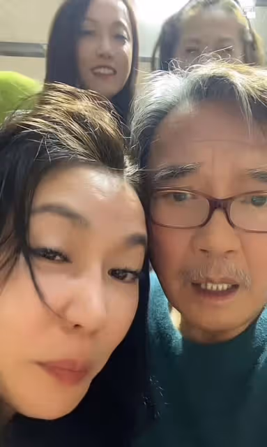 李立群與四位美女貼身合影，狂飲白酒滿臉通紅，事後醫院看腰遭嘲