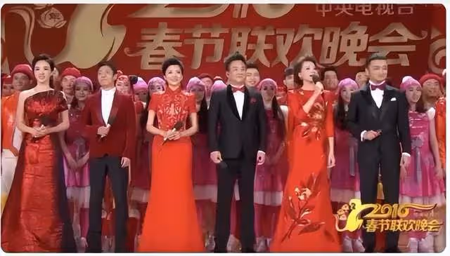 朱軍復出首秀主持企業年會，與周濤時隔七年再同框，兩人狀態迥異