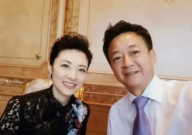 朱軍復出首秀主持企業年會，與周濤時隔七年再同框，兩人狀態迥異