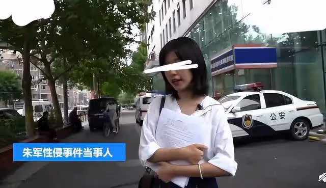 朱軍復出首秀主持企業年會，與周濤時隔七年再同框，兩人狀態迥異