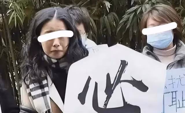 朱軍復出首秀主持企業年會，與周濤時隔七年再同框，兩人狀態迥異