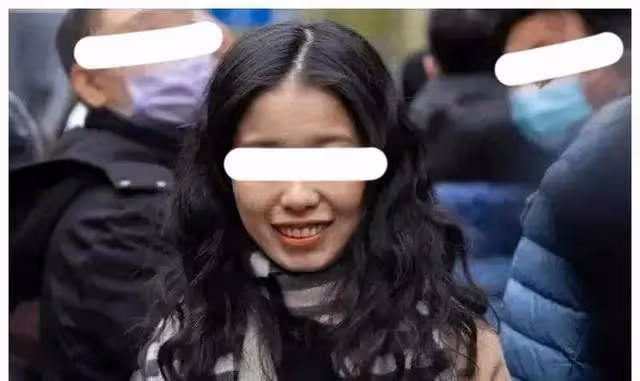 朱軍復出首秀主持企業年會，與周濤時隔七年再同框，兩人狀態迥異