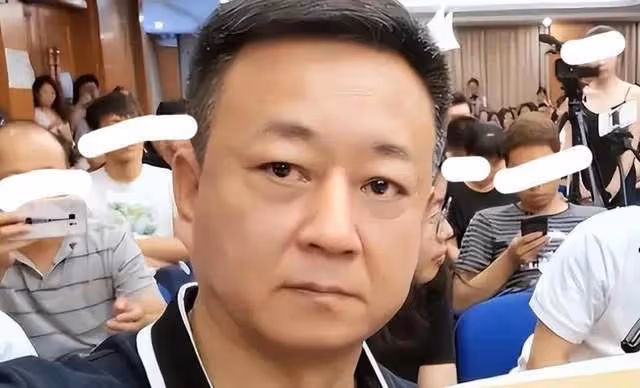 朱軍復出首秀主持企業年會，與周濤時隔七年再同框，兩人狀態迥異