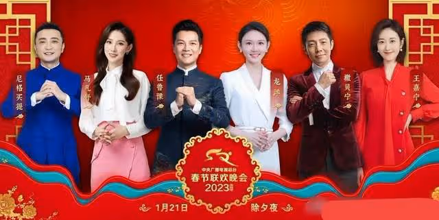 朱軍復出首秀主持企業年會，與周濤時隔七年再同框，兩人狀態迥異