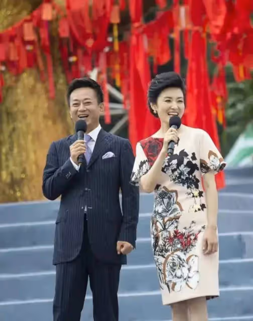 朱軍復出首秀主持企業年會，與周濤時隔七年再同框，兩人狀態迥異