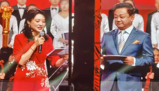 朱軍復出首秀主持企業年會，與周濤時隔七年再同框，兩人狀態迥異