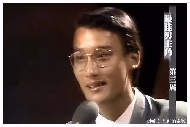 周星馳:遭向華強打壓,被評委嘲諷,用影帝獎盃打臉整個香港電影