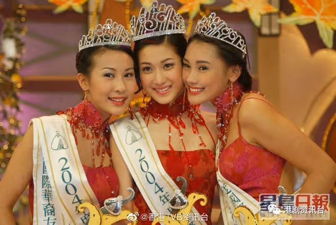 鍾嘉欣一家五口購物皮膚亮白零死角!網民大爆親民去廁所合照都得