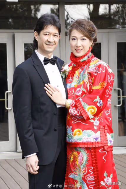 鍾嘉欣一家五口購物皮膚亮白零死角!網民大爆親民去廁所合照都得