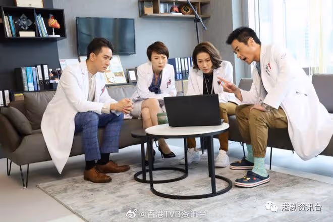 鍾嘉欣一家五口購物皮膚亮白零死角!網民大爆親民去廁所合照都得