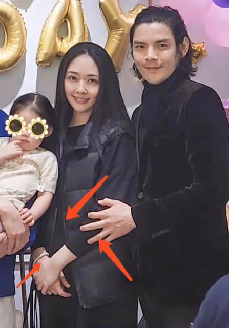 向佐曬全家福,連發17顆愛心示愛妻子,郭碧婷彎腰藏肚被疑懷三胎