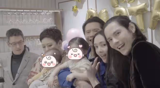向佐曬全家福,連發17顆愛心示愛妻子,郭碧婷彎腰藏肚被疑懷三胎